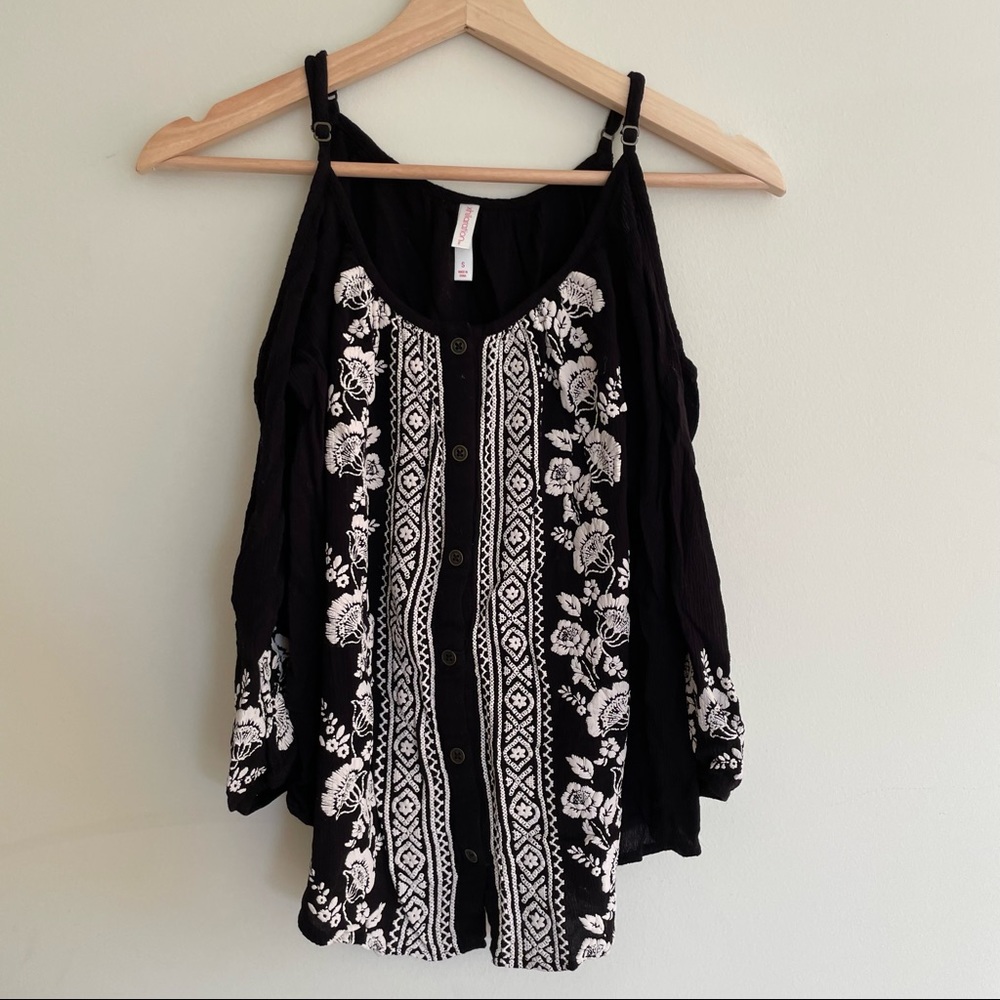 Cold/cut out shoulder shirt